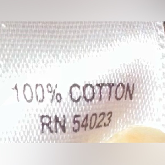 Banana Republic L shirt in a comfortable 100% cotton with extra buttons. - Picture 2 of 4